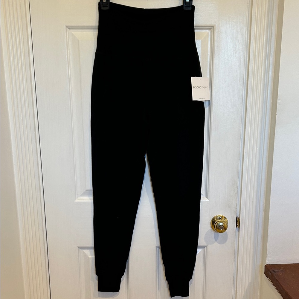 Beyond Yoga Buttery soft roll down waist joggers, XS, NWT